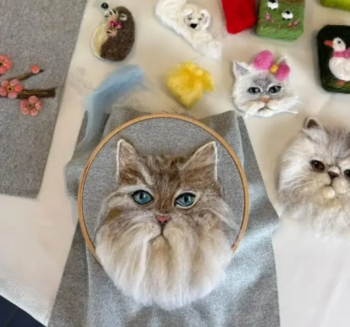Keçe iğnelemeyle yapılmış kedi portresi