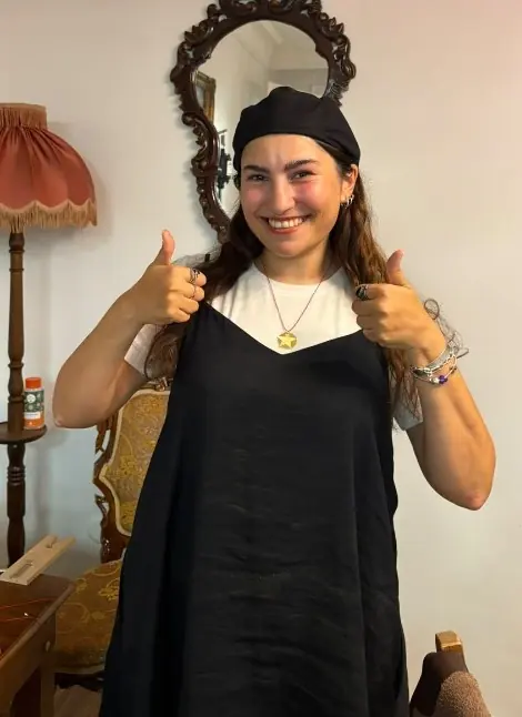 Atölyede gülümseyen bir katılımcı