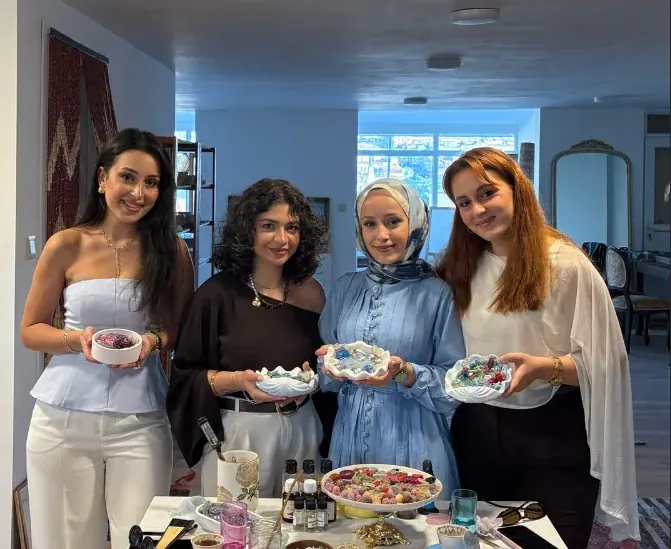 Kendi seramik çalışmalarını gösteren dört arkadaş