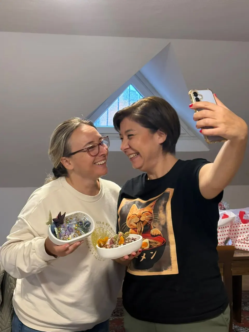 Yaptıkları mumlarla selfie çeken iki arkadaş