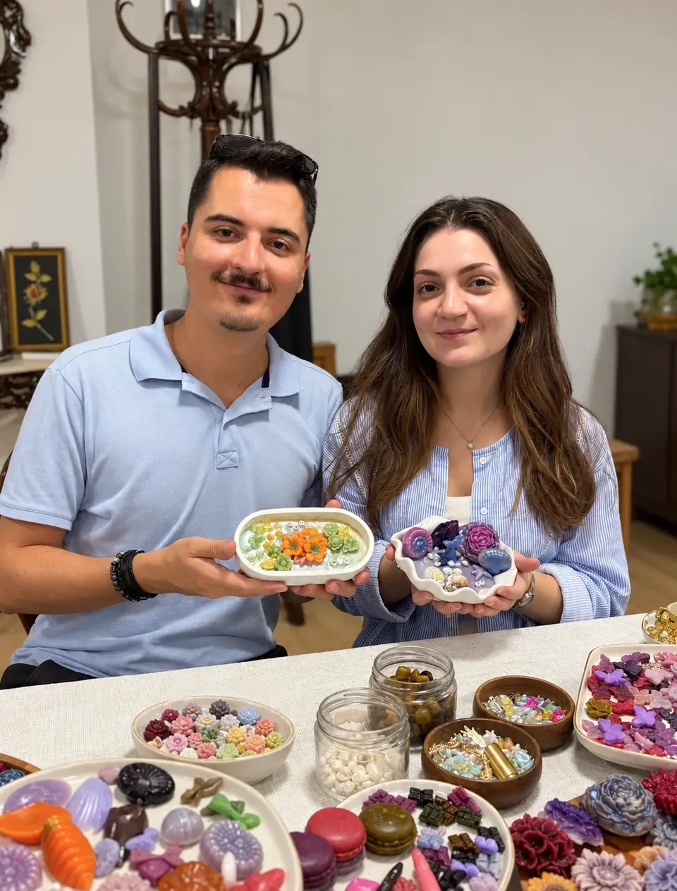 Mum workshopunda süsledikleri mumları gösteren bir çift